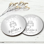 Porta-copo De Papel Redondo Glitter de bolo de prata gota elegante festa de vi<br><div class="desc">Relaxe com sua bebida favorita e proteja seus móveis com essas portas copos de papel personalizadas, simples, modernas, giras e na moda. Um bolo reluzente, chic, prata de 2 camadas, uma tipografia elegante com script e gotas de relíquia sobrepõem-se a um fundo fino de massa prateada metálico. Personalize com o...</div>