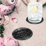 Porta-copo De Papel Redondo Grelhas de prata preta de aniversário<br><div class="desc">Um fundo na moda preto com elegante brilho fino prateado,  brilhos. O texto: O nome é escrito em branco com um moderno script de estilo escrito à mão. Personalize e adicione um nome,  idade e data.</div>