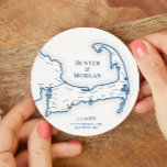 Porta-copo De Papel Redondo Hora do Cocktail do Partido de Boas-vindas do Cabo<br><div class="desc">Felicidades para o excelente de tempo em Cape Cod na sua celebração do casamento costeiro com estas portas copos de papel personalizadas do mapa de Cape Cod. Portas copos de papel perfeitamente personalizadas para o seu assar, Festa de noivado, festa de boas-vindas, hora de coquetel ou Recepção de casamento do...</div>