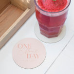 Porta-copo De Papel Redondo Mais Um Dia de Ensaio De Casamento Esmagador Rosa<br><div class="desc">Porta copos de ensaio de casamento minimalista,  com texto tipográfico que diz "mais um dia." O plano de fundo é cor-de-rosa-claro.</div>