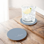Porta-copo De Papel Redondo Monograma Moderno Minimalista Dusty Blue Elegante<br><div class="desc">Apresentando nossa Coleção Elegante de Monograma Moderno Minimalista e Dusty: Eleve seu estilo com sofisticação e charme de eterno subestimados. Nossa coleção apresenta designs minimalistas em uma matiz azul suja, aperfeiçoada com monogramas elegantes adaptados ao seu gosto pessoal. De papelaria refinada a acessórios versáteis, cada peça da nossa coleção é...</div>