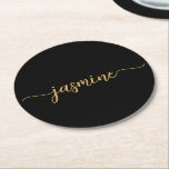 Porta-copo De Papel Redondo Nome com Monograma Preto e Dourado em Letra de For<br><div class="desc">Conjunto de porta-copos redondos personalizados com nome em monograma preto e dourado feminino. Estes desenhos apresentam seu primeiro nome em uma linda tipografia de assinatura com estilo de letra manuscrita e cauda swash em preto e dourado. São fáceis de personalizar. Ótimo presente feminino e elegante para aquecimento de casa, também...</div>