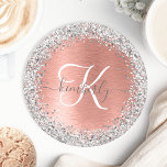 Porta-copo De Papel Redondo Nome do Monograma do Glitter Metálico Brutado Dour<br><div class="desc">Personalize facilmente esta porta copos de design de chic moderna com brilho cinza bonito em prata em um fundo metálico escovado de rosa dourado.</div>