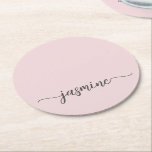 Porta-copo De Papel Redondo Nome em Script Monograma Rosa Bege Assinatura Chic<br><div class="desc">Nome Monograma Rosa Feminino em Script Personalizado de Coaster de Papel Redondo. Estes desenhos apresentam seu primeiro nome em uma linda tipografia de assinatura de letra manuscrita com cauda swash em rosa blush ou rosa empoeirado pastel. São fáceis de personalizar. Ótimo presente feminino e elegante para aquecimento da casa, também...</div>