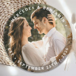 Porta-copo De Papel Redondo Nome Moderno de Foto do Noivo Elegante Data Casame<br><div class="desc">Adicione o toque final ao seu casamento com estas portas copos personalizadas modernas e simples. Perfeito como favores de casamento para todos os seus convidados. Personalize essas portas copos de casamento com sua foto de noivado favorita, nova foto e personalize com nome e data. Veja nossa coleção de casamento para...</div>