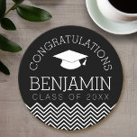 Porta-copo De Papel Redondo Parabéns A graduação do Formando PODE EDITAR COR<br><div class="desc">Uma design moderna e mínima para uma celebração de formatura. Adicione o texto personalizado do formando ao design preto e branco para fazer uma lembrança ou um favor de festa de formatura.</div>