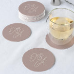Porta-copo De Papel Redondo Rosa Taupe | Casamento de Monograma de Script Sobr<br><div class="desc">Uma bela porta copos de casamento baseada em tipografia que apresenta suas iniciais em tom em tons poeirentos cor-de-rosa esticado e esticado. Personalize com suas iniciais e use a Ferramenta Design para ajustar o tamanho e o posicionamento para criar seu monograma personalizado.</div>
