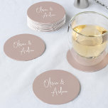 Porta-copo De Papel Redondo Rosa Taupe | Casamento de Script Manuscrito Modern<br><div class="desc">Projetado para combinar com nossos convites de casamento de Script Manuscrito Moderno. Uma bela design baseada na tipografia,  com uma sensação minimalista,  com seus nomes em modernos escritos à mão. Pista Rosa,  um rosa empoeirado neutro.</div>