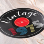 Porta-copo De Papel Redondo Vintage 1975 Retro Stripe Record 50th Birthday<br><div class="desc">Este design apresenta 'Vintage' é uma tipografia retrorreflectora branca e os algarismos retrorstripados de 1975 em cores primárias divertidas,  com um registro de vinilo em segundo plano e num convite redondo único.</div>