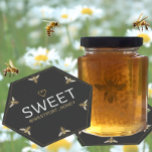 Porta-copo De Papel Seis Rainhas Bee HEXAGON Mel com Promocional cardí<br><div class="desc">O padrão da rainha com coração de ouro metálico e texto em forma de relevo. Excelente para mesas de Mercado do Agricultor ou Monitores de Loja para colocar sob seus potes de mel.</div>