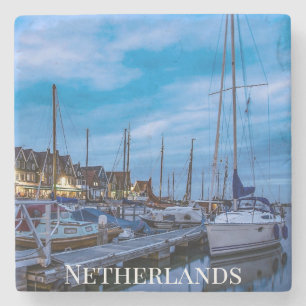 Porta-copo De Pedra A cena noturna tradicional da cidade de pesca.