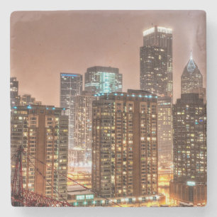 Porta-copo De Pedra A neve cai sobre a skyline na noite em Chicago
