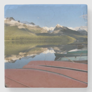 Porta-copo De Pedra Barcos estacionados na margem do lago Maligne,