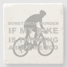 Bicicleta engraçada do ciclismo que pensa sobre