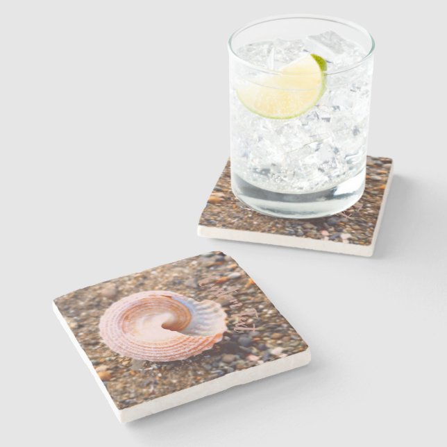 Porta-copo De Pedra Bonito Seashell em uma praia Rocky com texto perso (Lateral)