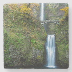 Porta-copo De Pedra Cachoeira Multnomah no Outono no Desfiladeiro do C