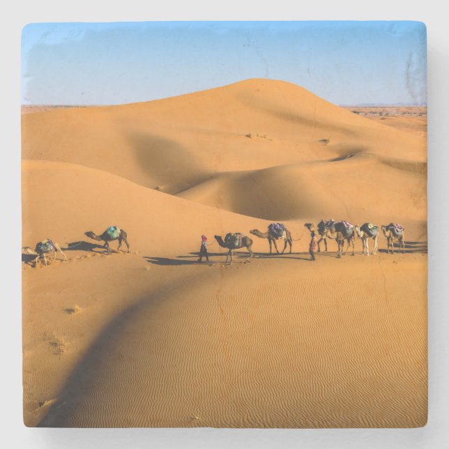 Porta-copo De Pedra camelos no deserto sob céu azul (Frente)