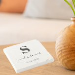 Porta-copo De Pedra Casamento de Monograma Minimalista Moderno<br><div class="desc">Presente de casamento moderno minimalista para o casal sortudo. Monograma com nome inicial e data do casamento. Um presente de casamento único.</div>