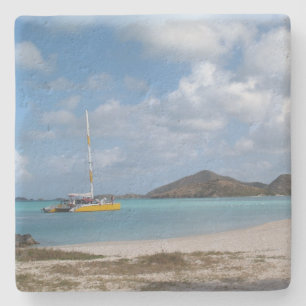 Porta-copo De Pedra catamarã em uma praia na Porta copos da Praça de