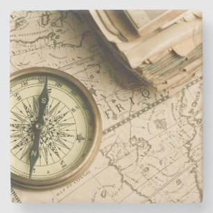 Porta-copo De Pedra Compasso velho sobre o mapa antigo
