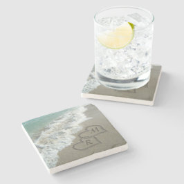 Porta-copo De Pedra Encaixando Corações na Areia de Praia