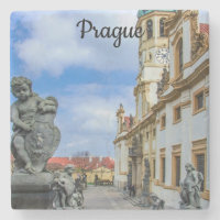 Escadas com anjos de pedra na igreja de Loreto Pra