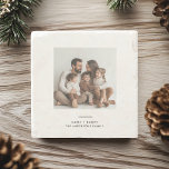 Porta-copo De Pedra Foto e Feliz da família e minimalística brilhante<br><div class="desc">Adicione um toque de charme pessoal às suas reuniões de férias com a nossa Feliz e Foto da família e Porta copos de Natal Minimalista Brilhante. Apresentando um design limpo e elegante com as palavras "Feliz e Brilho" e espaço para sua foto de família, esta porta copos é na moda...</div>