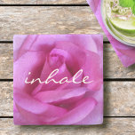Porta-copo De Pedra Foto rosa rosa rosa rosa rosa rosa Inalar Script M<br><div class="desc">Uma foto aproximada de uma rosa rosa vibrante faz você querer "parar e cheirar as flores". Relaxe com a sua bebida favorita e inale a beleza desta fotografia sempre que você usa esta espantosa porta copos de pedra fotográfica. Faz um presente excelente para o lar! Você pode personalizar facilmente esta...</div>