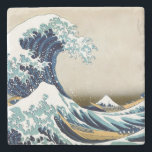 Porta-copo De Pedra Grande onda restaurada fora de Kanagawa por<br><div class="desc">A grande onda fora de Kanagawa (ura do nami de Kanagawa-oki do 神奈川沖浪裏? , "sob uma onda fora de Kanagawa"), igualmente conhecido como a grande onda ou simplesmente a onda, é um impressão do woodblock pelo artista japonês Hokusai do ukiyo-e. Foi publicado algum dia entre 1829 e 1833 [1] no...</div>
