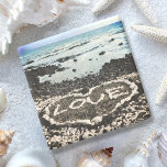 Porta-copo De Pedra Havaí areia preta praia lava ama pedra coral<br><div class="desc">Relaxe e desfrute da beleza desta princesa praia de areia negra em Big Island enquanto você relaxa com sua bebida favorita nesta porta copos de pedra que mostra um coração de "amor" descoberto na costa havaiana. Tenho sorte de ter visto este coração feito de rochas de coral, enquanto caminhava nesta...</div>