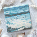 Porta-copo De Pedra Hawaii Blue Ocean Photo Ride the Waves Cote Bold<br><div class="desc">"Ande pelas ondas." Relaxe com sua bebida favorita nesta impressionante porta copos de pedra fotográfica vibrantemente colorida, enquanto você se lembra do cheiro fresco de sal do ar do oceano. Atravesse as ondas e experimente o dramático surf de turquesa do Pacífico Havaiano. Faz um presente excelente para o lar! Você...</div>