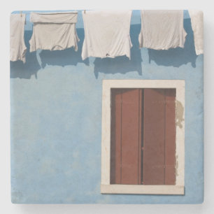 Porta-copo De Pedra Itália, Burano. Roupas penduradas e janelas ao lon