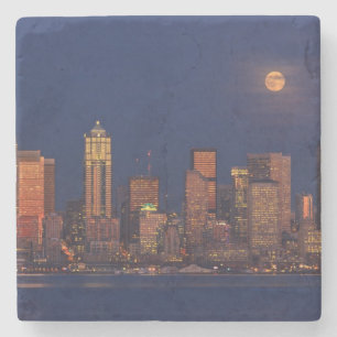 Porta-copo De Pedra Lua cheia que aumenta sobre a skyline do centro de