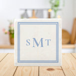 Porta-copo De Pedra Monograma de Três Letras Azul e Branco<br><div class="desc">Crie seus próprios porta-copos de pedra com monograma de três letras azul e branco. Simples de personalizar com iniciais personalizadas em tipografia minimalista elegante.</div>