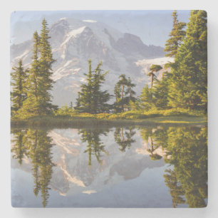 Porta-copo De Pedra Mt. Rainier refletido em um tarn perto de Plummer