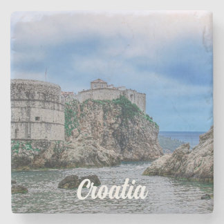 Porta-copo De Pedra Muros de fortaleza, costa rochosa e mar na Croácia