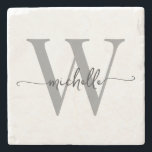 Porta-copo De Pedra Nome de Monograma Personalizado Moderno em Script<br><div class="desc">Elegante Moderno Feminino Branco e Cinza Monograma Inicial Nome Assinatura Rótulo Personalizado Pedra de Suporte. Este design apresenta seu primeiro nome em uma linda tipografia de letra manuscrita com floreio (ou caligrafia) com monograma inicial em preto e cinza sobre branco. São fáceis de personalizar. Ótimo presente feminino e elegante para...</div>