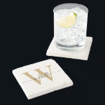 Porta-copo De Pedra Nome Personalizado em Grafia Moderna em Ouro Branc<br><div class="desc">Elegante Moderno Feminino Branco e Dourado Monograma Inicial Nome Assinatura Rótulo Personalizado Pedra de Apoio para Copos. Este design apresenta seu primeiro nome em uma linda tipografia de letra manuscrita com cauda swash (ou caligrafia) com monograma inicial em dourado e preto sobre fundo branco. São fáceis de personalizar. Ótimo presente...</div>