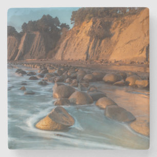 Porta-copo De Pedra Onda ao longo da praia, Califórnia