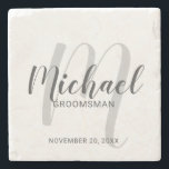 Porta-copo De Pedra Padrinhos de casamento Personalizados de Script Mo<br><div class="desc">Adicione um toque pessoal ao seu casamento com porta copos personalizada de pedra padrinho de casamento. Esta porta copos apresenta o nome personalizado dos padrinhos de casamento no estilo de fonte do script moderno da cinza e o monograma em estilo de fonte do script moderno da cinza clara como fundo...</div>