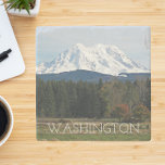 Porta-copo De Pedra Paisagem do Monte Rainier Cêntico em Washington<br><div class="desc">Proteja a sua mesa contra manchas e manchas de água com esta montanha-russa de bebidas de pedra com cobertura de cortiça que apresenta uma imagem paisagística cênica de neve coberta pelo Monte Rainier e um vale verde no Pacífico Noroeste de Washington. Selecione o estilo de pedra de porta copos. Faz...</div>