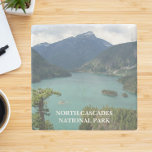 Porta-copo De Pedra Paisagem do Parque Nacional das Cascades do Norte<br><div class="desc">Proteja a sua mesa contra marcas de água e manchas com esta montanha-russa de bebidas de pedra com cobertura de cortiça que apresenta uma foto cênica do lago esmeraldo Diablo verde, localizado no Parque Nacional das Cascades do Norte, no Estado de Washington. Selecione o estilo de pedra de porta copos....</div>