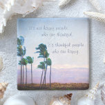 Porta-copo De Pedra Palm Tree Hawaii Foto Graças Feliz Citação de Pess<br><div class="desc">"Não são pessoas felizes que são agradecidas. São pessoas agradecidas que são felizes." Seja grato pelo que você tem enquanto relaxa com sua bebida favorita enquanto usa esta porta copos de pedra azul e roxa suavemente iluminada de palmeiras soprando na brisa havaiana. Faz um presente excelente para o lar! Você...</div>