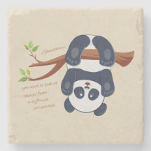 panda adorável pendurado de cabeça para baixo