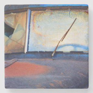 Porta-copo De Pedra Para-brisas de um velho caminhão enferrujado