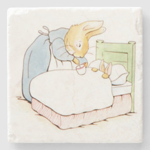 Porta-copo De Pedra Peter Rabbit na cama (sendo alimentado pela mãe)