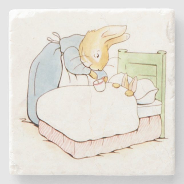 Porta-copo De Pedra Peter Rabbit na cama (sendo alimentado pela mãe) (Frente)