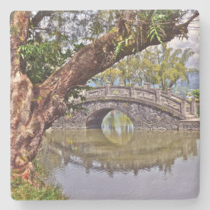 PORTA-COPO DE PEDRA PONTE DE PEDRA ARQUEADA BONITA REFLETIDA NA LAGOA