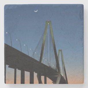Porta-copo De Pedra Ponte do Jr. de Arthur Ravenel no crepúsculo