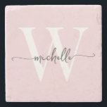 Porta-copo De Pedra Rosa Moderno Personalizado Nome em Script Monogram<br><div class="desc">Elegante Moderno Feminino Rosa Bege Monograma Inicial Nome Assinatura Roscas Personalizadas Pedra de Suporte de Copo. Este design apresenta seu primeiro nome em uma linda tipografia de letra manuscrita com cauda swash (ou caligrafia) com monograma inicial em preto e branco sobre rosa bege. Estes são fáceis de personalizar. Ótimo presente...</div>